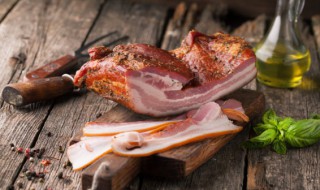 腊肉怎么腌好吃（腊肉怎么腌好吃又简单的方法视频）