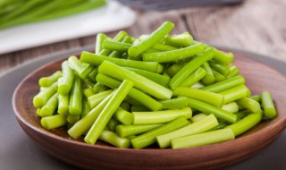 蒜苔炒腊肠的做法（蒜苔炒腊肠的做法家常菜）