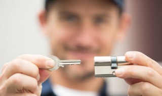 锁芯坏了被反锁在屋里怎么开锁 锁舌不能缩回门打不开怎么撬开