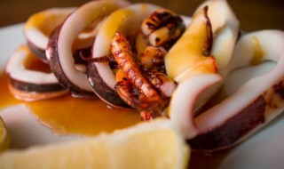 鱿鱼是不是海鲜(鱿鱼是不是海鲜类属于发物吗)