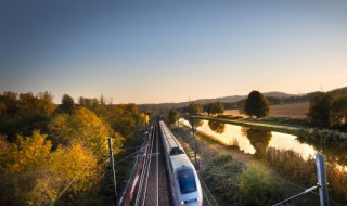 高铁站台怎么分左右 高铁站台怎么分左右车厢