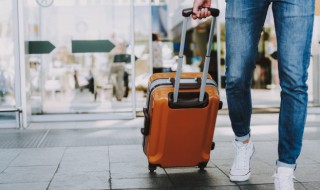 高铁行李架可放箱子的最大尺寸（24寸和26寸行李箱真人对比）