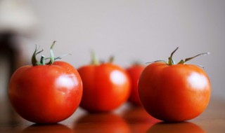 西红柿有维生素c吗（吃生西红柿对人有什么好处和坏处）