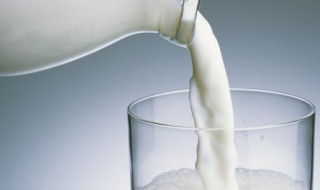 晚上睡前喝牛奶的好处（晚上睡前喝牛奶对身体好不好）