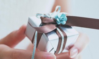 给长辈送礼物送什么好(六十岁生日礼物送什么好)