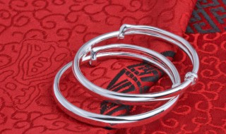 一只金手镯一只银手镯怎么戴（一只手戴银手镯一只手戴金镯可以吗）