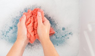 鞋油弄到衣服上怎么洗（鞋油弄衣服上怎么办）