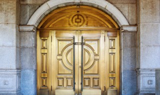 钥匙插在门里面外面能打开吗（晚上怎么锁门最安全）