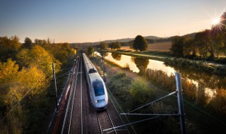 高铁站台地标怎么看车厢号(高铁站台指示牌)