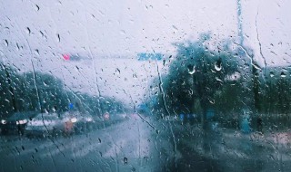 梦见下雨收衣服是什么意思 梦见下雨收衣服是什么意思女