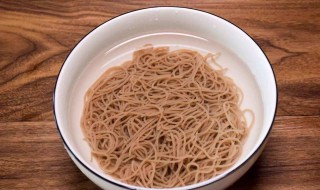 煮荞麦面条冷水下锅还是热水（煮荞麦面要过冷水吗）