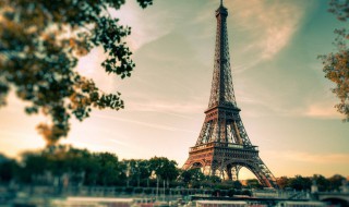 埃菲尔铁塔高度是多少米 埃菲尔铁塔高度是多少米相当于多少层楼