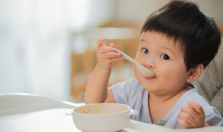 给宝宝添加辅食的小妙招（给宝宝加辅食的步骤）