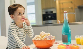 孩子爱吃零食怎么纠正 孩子爱吃零食怎么办?这3种家长可放心