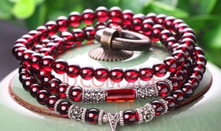 石榴石戴哪只手比较好（石榴石戴哪只手比较好女性）