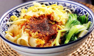 家常版油泼面的制作方法（家常油泼面的简单做法窍门窍门）