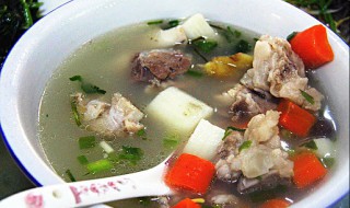 炖大骨头汤的做法是什么（炖大骨头汤的做法是什么意思）