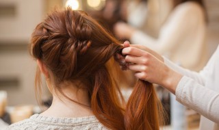 如何用垫发器（如何用垫发器卷发）