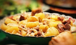 牛肉烧土豆的家常做法 牛肉烧土豆的家常做法视频