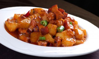 红烧肉炖土豆怎么做好吃（红烧肉炖土豆怎么做好吃视频）