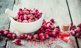 干玫瑰花泡水放几颗（干玫瑰花泡水放几颗菊花）