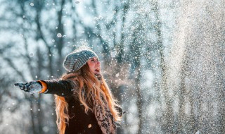 雪天怎么清理车上的积雪（雪天怎么除车上的雪）