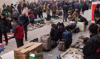 地摊上最吸引女人的是啥东西 地摊吸引人的产品