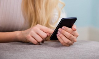 路中间三条线红黄蓝是什么意思 路中间黄红蓝三根线啥意思