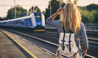 火车82号座位靠窗吗（火车82号83号坐在什么位置）