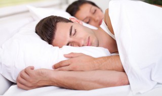 梦见很多人开会是什么意思 中老年女人梦到自己扫地