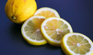 黑枸杞可以和柠檬一起泡吗 黑枸杞可以和柠檬一起泡吗功效