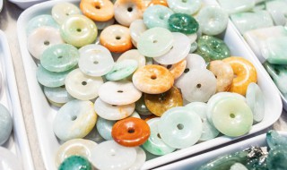 翡翠跟和田玉的区别 翡翠跟和田玉有什么区别