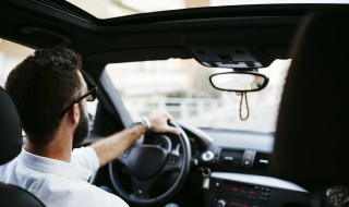 汽车窗户缝怎么洗 车窗户缝里面脏怎么清洗