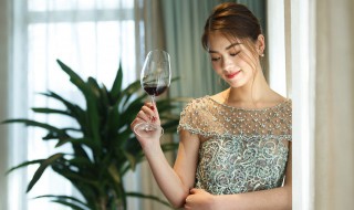 红酒可以加可乐两个合兑在一起喝吗（葡萄酒和可乐可以兑在一起喝吗）