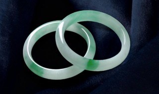 翡翠手镯的功效与作用（佩戴翡翠手镯的功效与作用）