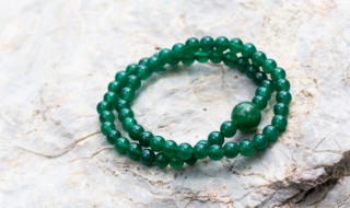 冰种翡翠颜色（冰种翡翠颜色不均匀）