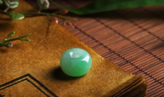 翡翠起胶是什么意思（翡翠起胶是怎么样的?）