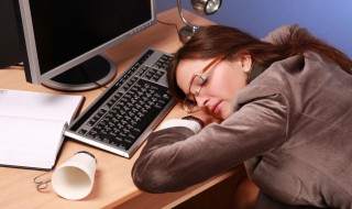 女人梦见自己拉稀屎（女人梦见自己拉稀屎到别人身上）