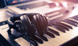 落叶的位置谱出一首诗是什么歌 落叶的位置谱出一首诗歌名