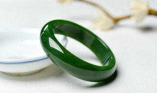 翡翠镯子的保养(翡翠手镯的保养)