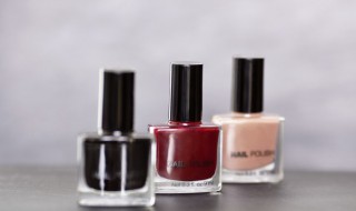 怎么去除皮肤上的指甲油（怎样去除皮肤上的指甲油）