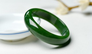 翡翠手镯什么颜色好看 玉手镯哪个颜色好看