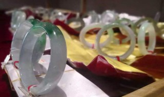 冰种满绿翡翠手镯 冰种满绿翡翠手镯有纹还值得买吗