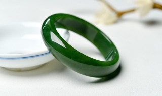 冰种翡翠手镯价格（冰种翡翠手镯价格及图片）