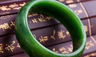 翡翠冰糯种和糯冰种哪个好（冰种翡翠和糯种翡翠哪种更好）