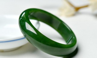 翡翠手镯的好处和作用 戴翡翠手镯的好处和功效