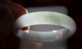 翡翠手镯石纹和裂纹的区别(玉镯的裂纹和石纹有什么区别)