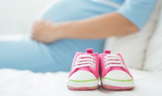 鞋子橡胶发黄怎么变白（鞋子橡胶发黄怎么变白 暴晒）