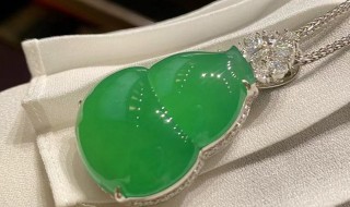 翡翠葫芦吊坠的寓意 翡翠葫芦吊坠的寓意是什么