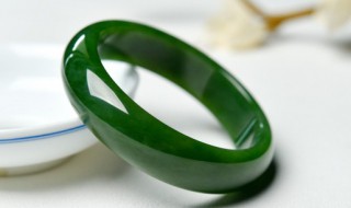 翡翠手镯保养（翡翠手镯保养及注意事项）